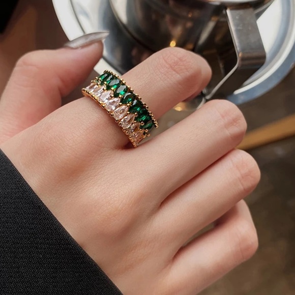 Jewelry - 💚Insta green crystals sterling silver open ring